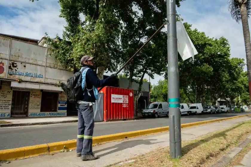 Elecciones: empezó la limpieza de propaganda política en las calles de Rosario