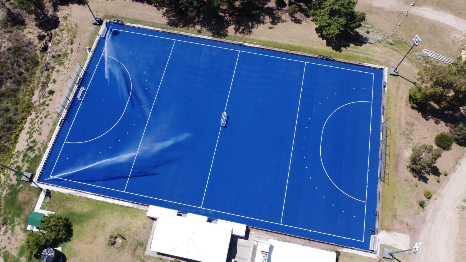 Hockey: Las Leonas juegan en la novedosa cancha de agua de Monte Hermoso