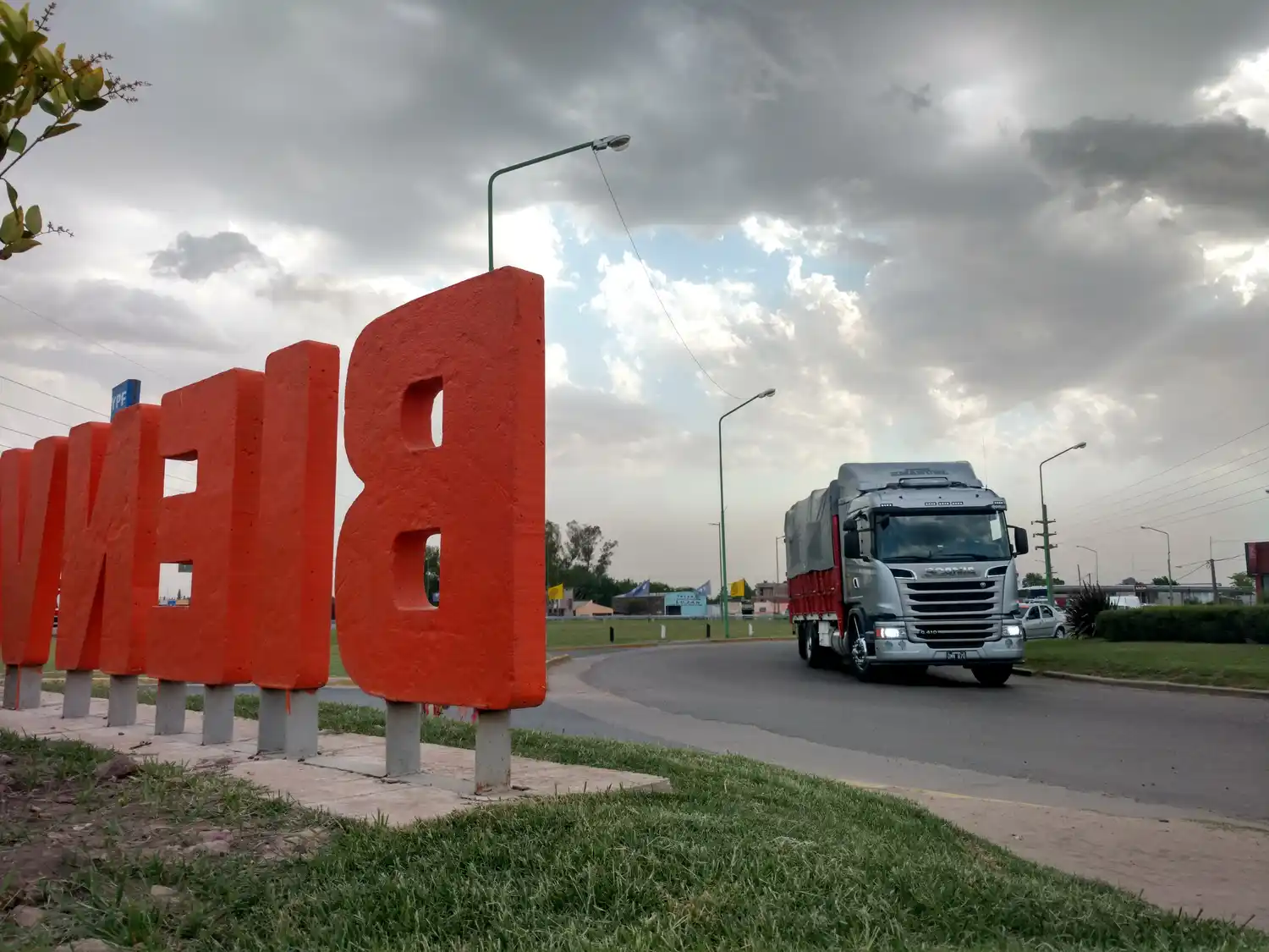 Quisieron identificar la moto en la que iba y le dio una trompada al Policía: quedó detenido