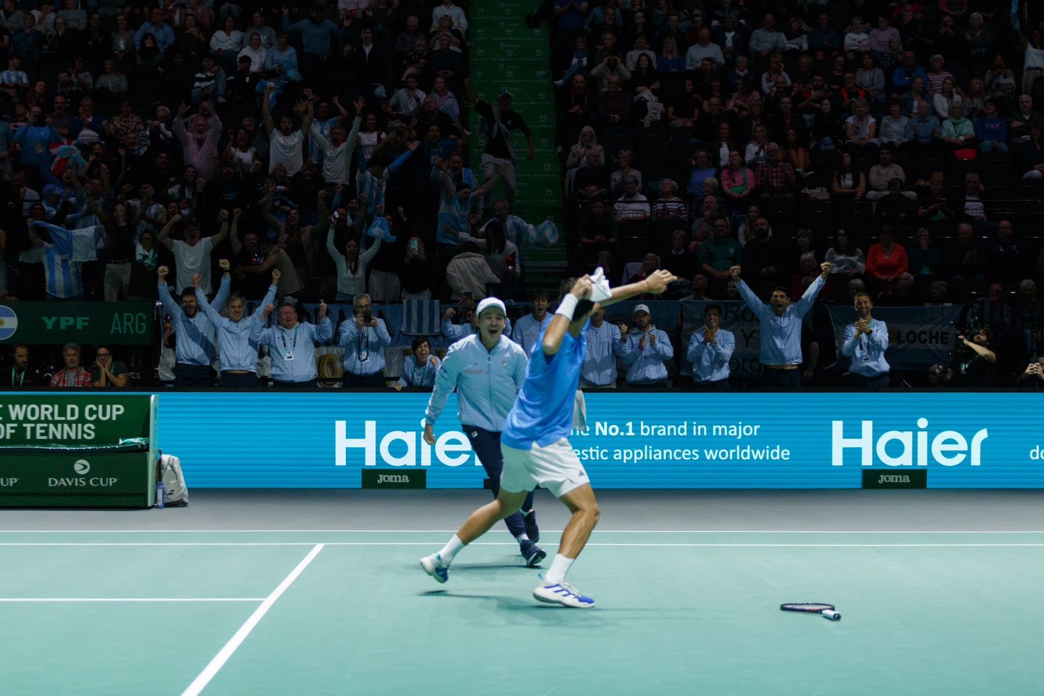 El Mago Coria corre a abrazar a Cerúndolo tras su triunfo ante Draper, con el festejo del equipo argentino de fondo.