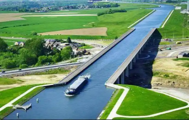 Proyecto de un canal navegable para el campo