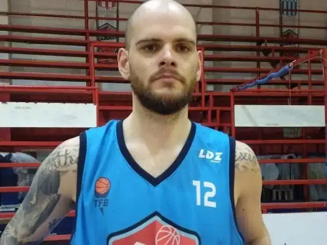 Pineda con la camiseta del club de su ciudad natal, Zárate Basket.