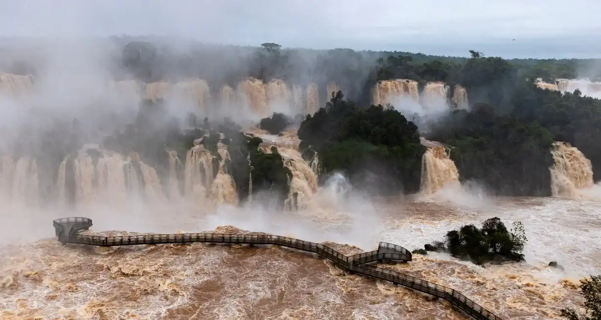 Cataratas del Iguazú: se conoció cuándo reabrirían el Circuito Superior tras la impactante crecida del río - 1
