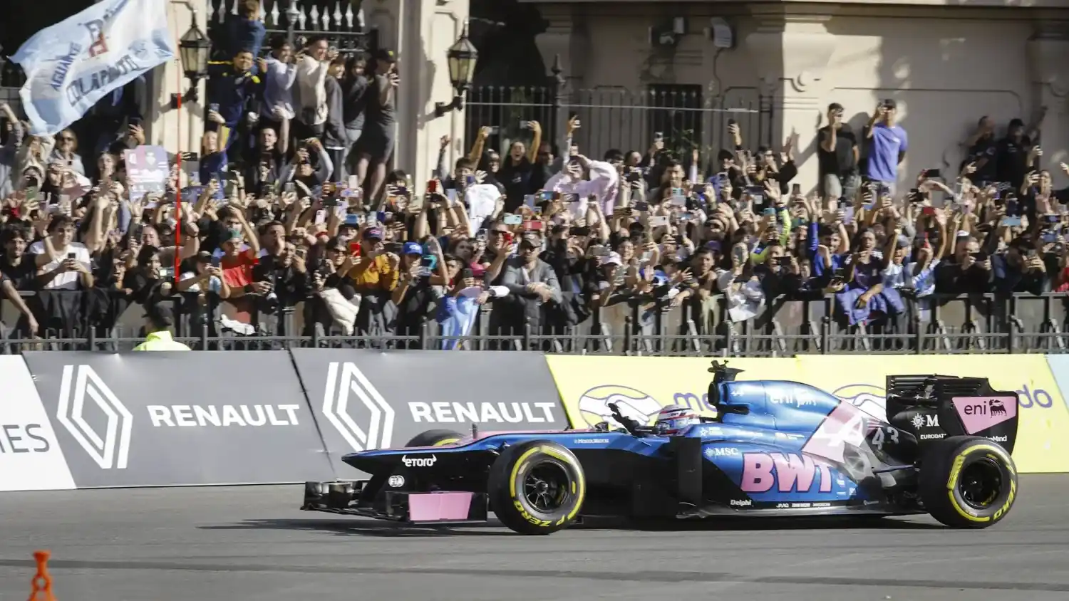 El Lotus E20 del 2012 que maniobró en Palermo ante una multitud.