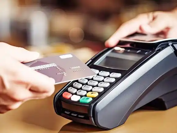 En medio del salto del dólar, crecieron los préstamos y depósitos en moneda extranjera