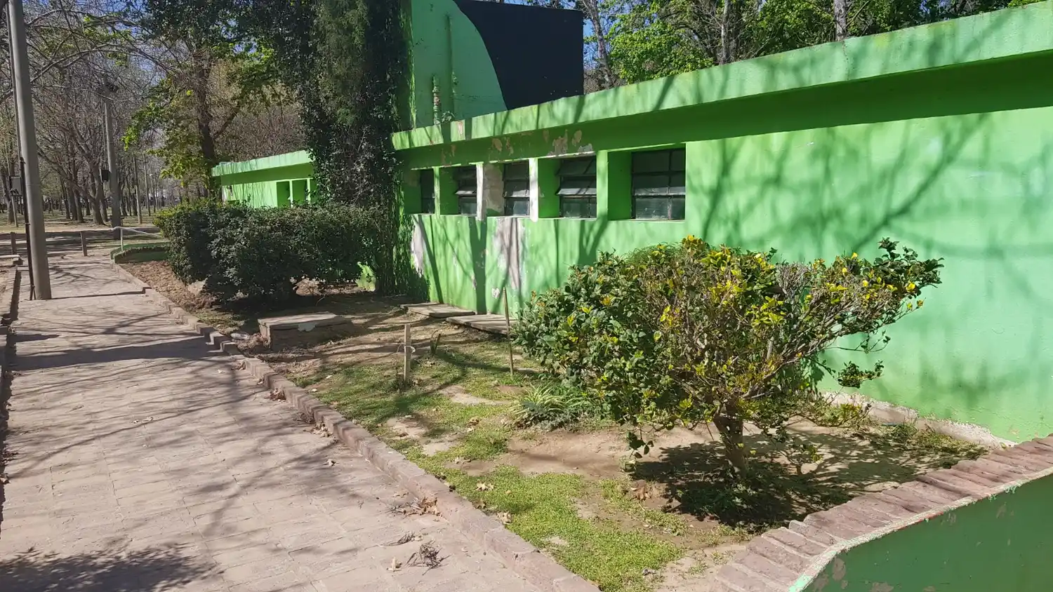 El hecho tuvo lugar en el Paseo Público, frente a los baños. Dos mujeres agredieron a una empleada municipal.