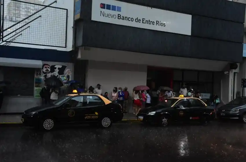 Se cortó la luz en un banco del centro y jubilados tuvieron que hacer cola bajo la lluvia para cobrar