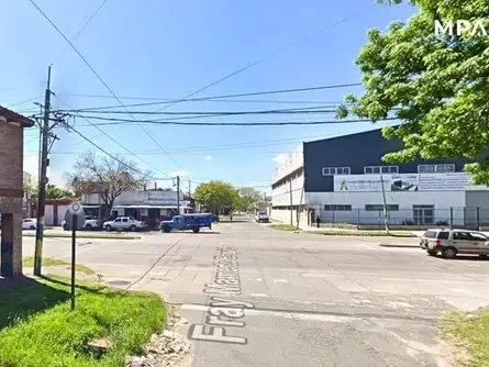 Buscan al conductor de un auto que atropelló a un ciclista de 62 en la zona noroeste