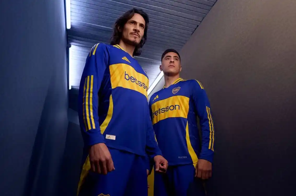 Los uruguayos Cavani y Merentiel lucen con la nueva piel de Boca.