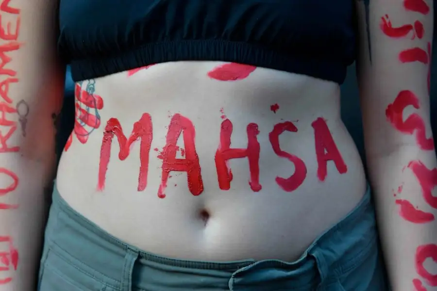 Intervenciones en protesta contra la muerte de Mahsa Amini. Foto: AFP