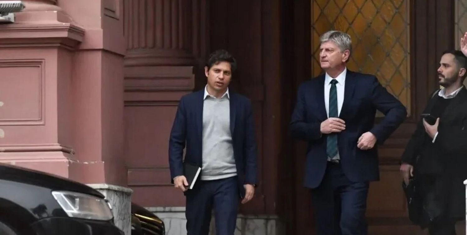 El mandatario bonaerense, Axel Kicillof, junto al pampeano, Sergio Ziliotto, al salir de Casa Rosada tras la cumbre de gobernadores con el presidente Milei.