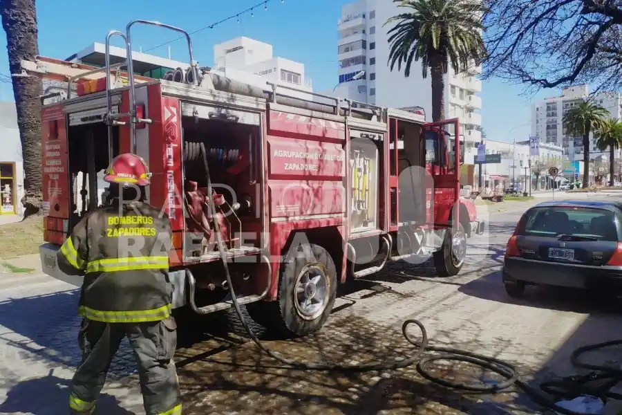 Rápido accionar de Bomberos en pleno centro de la ciudad: se incendió un departamento y una joven terminó hospitalizada