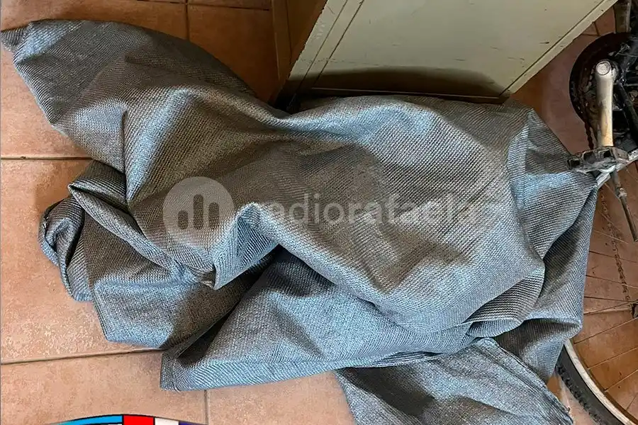 Se metió a una casa y con un cuchillo cortó y se llevó un tramo de mediasombra