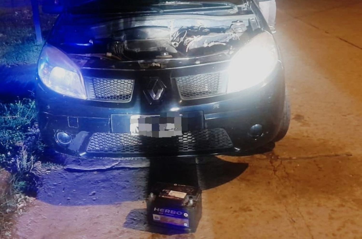 Le rompieron el auto para llevarse una batería