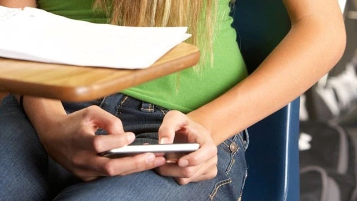 Padres y madres de un colegio impulsaron un acuerdo para retrasar acceso de sus hijos a la tecnología.