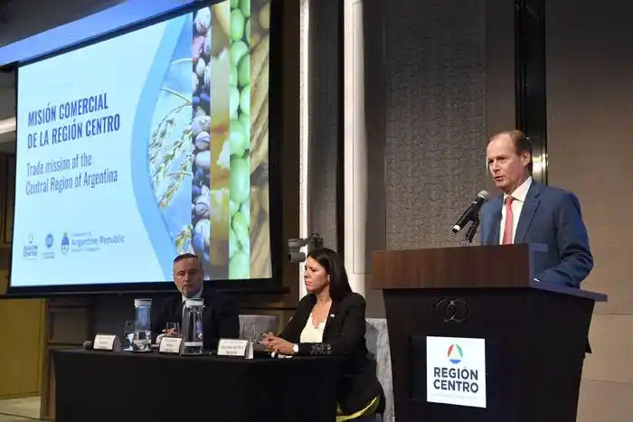 Bordet ante las cámaras empresariales y  reuniones con autoridades políticas de Singapur