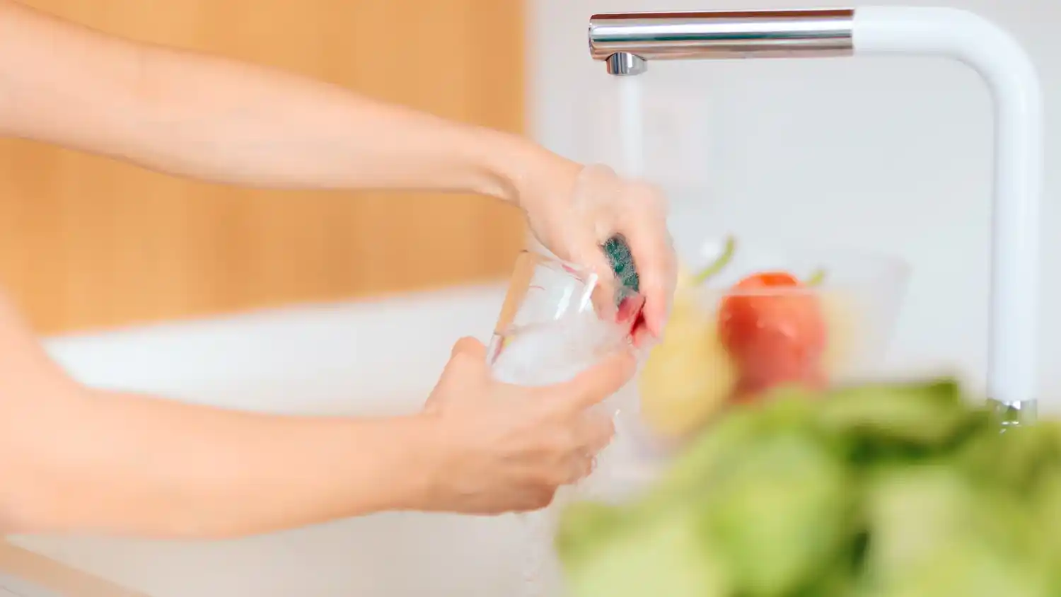 ¿Por qué los vasos huelen mal?: los errores al lavarlos que no deberías cometer