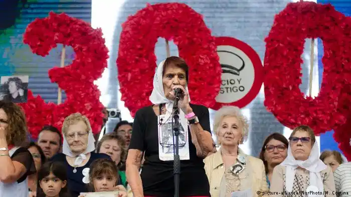 Masiva marcha recuerda a víctimas de dictadura argentina