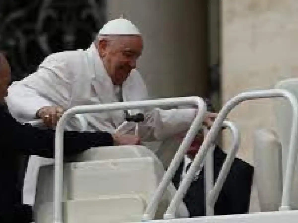 El papa Francisco "mejora progresivamente" y permanecerá internado