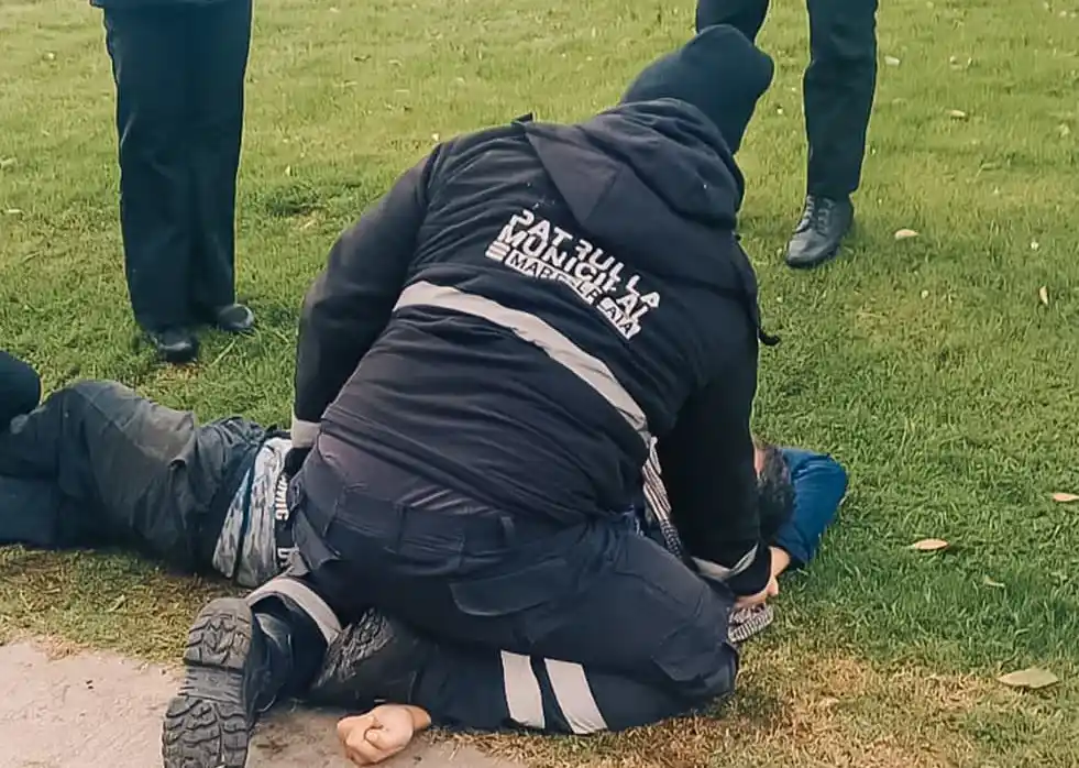 El sujeto adoptó una actitud violenta: empujó a un agente municipal y luego lanzó un golpe de puño contra un efectivo policial.