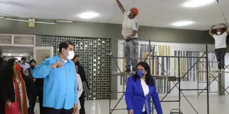 Maduro visita la UCV para “inspeccionar trabajos de recuperación”