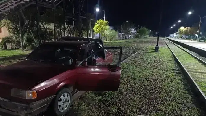 Un conductor ebrio estacionó su auto en las vías de un tren en Entre Ríos