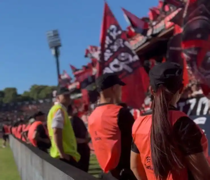 Contenedores incendiados, un detenido y una mujer policía herida: el saldo del operativo por el Clásico rosarino