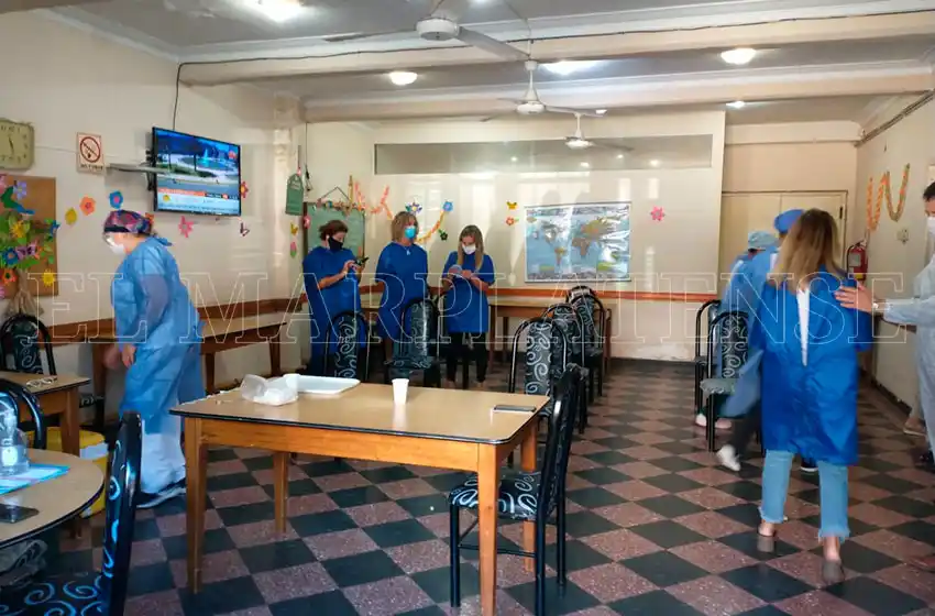 PAMI aplicó la primera dosis de vacuna en "todas las residencias de personas mayores de la provincia"