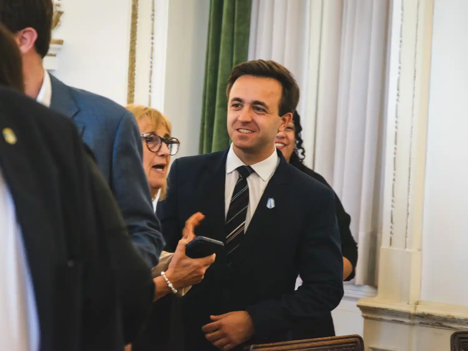 Marisa Marioli, quien finalizó su mandato como concejal de Juntos por el Cambio, dialoga con Ignacio Schena, uno de los dos nuevos ediles de LLA