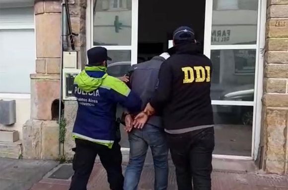 Detuvieron a empleados municipales por robar más de 10 mil dólares a dos ancianos