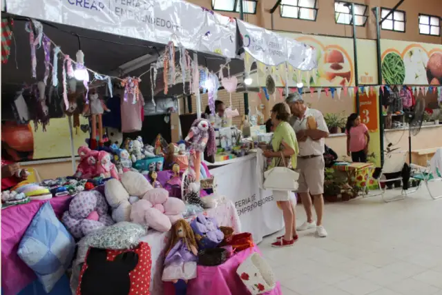 Continúa con gran éxito la “Feria Navideña” en el Mercado Municipal