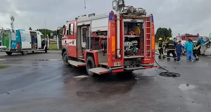 Colisionaron una combi y un camión cisterna.