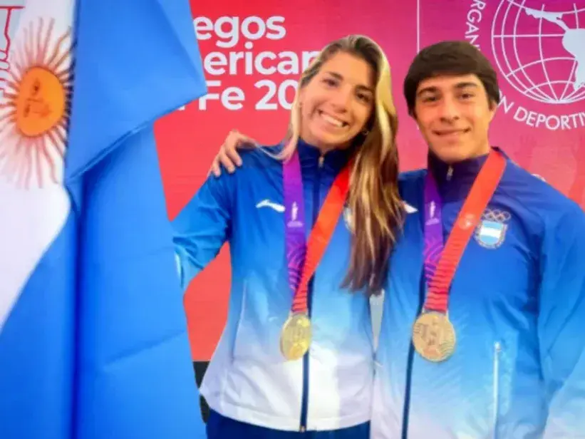 Brenda Rojas y Aramis Sánchez Ayala fueron los abanderados de la delegación Argentina en el cierre de los Juegos Suramericanos. PH: agencia.