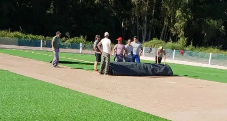 Náutico empezó a colocar la cancha de césped sintético en Villa Jardín