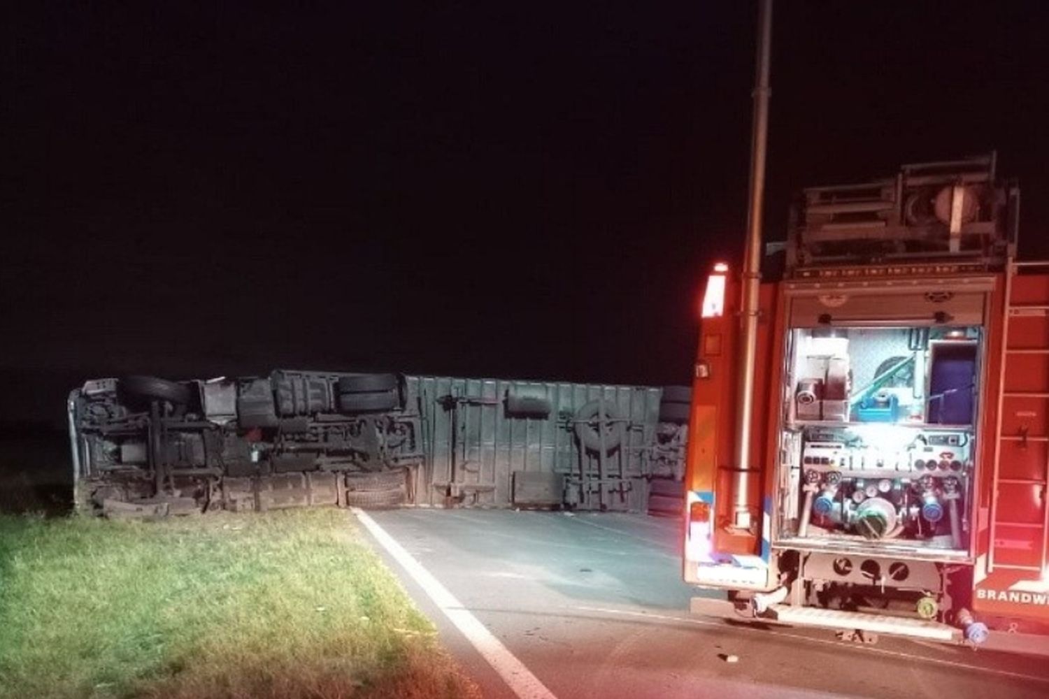 Vuelco y tránsito cortado en la autopista Rosario-Córdoba: un camionero perdió el control y resultó herido