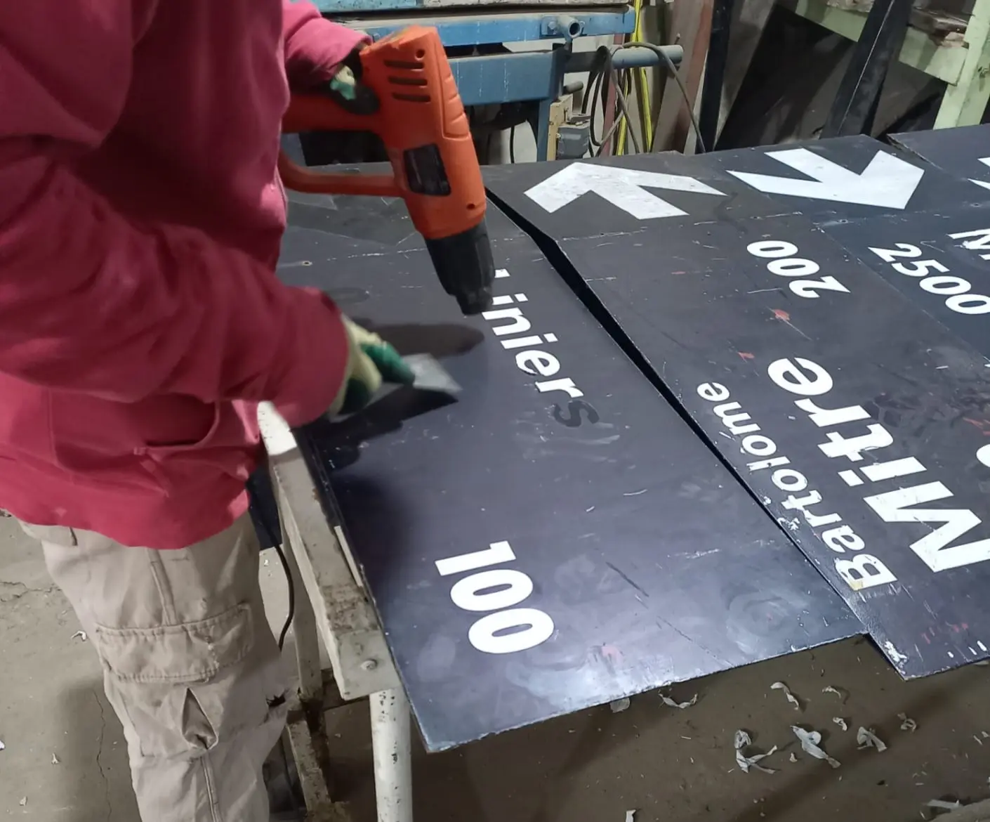 La cartelería será reemplazada con un nuevo diseño y color. Aguardan la cotización del ploteado.