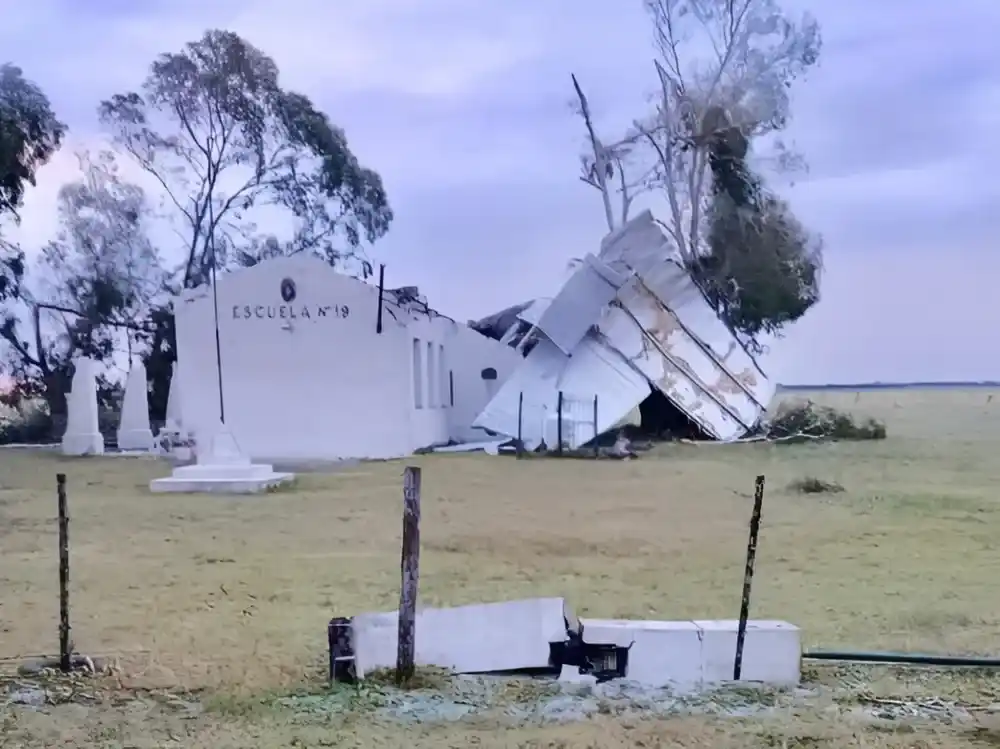 La escuela Nº 19, en el paraje La Noria (Cañuelas) fue destrozada por la tormenta.