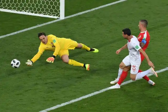 Suiza derrotó a Serbia en tiempo de descuento