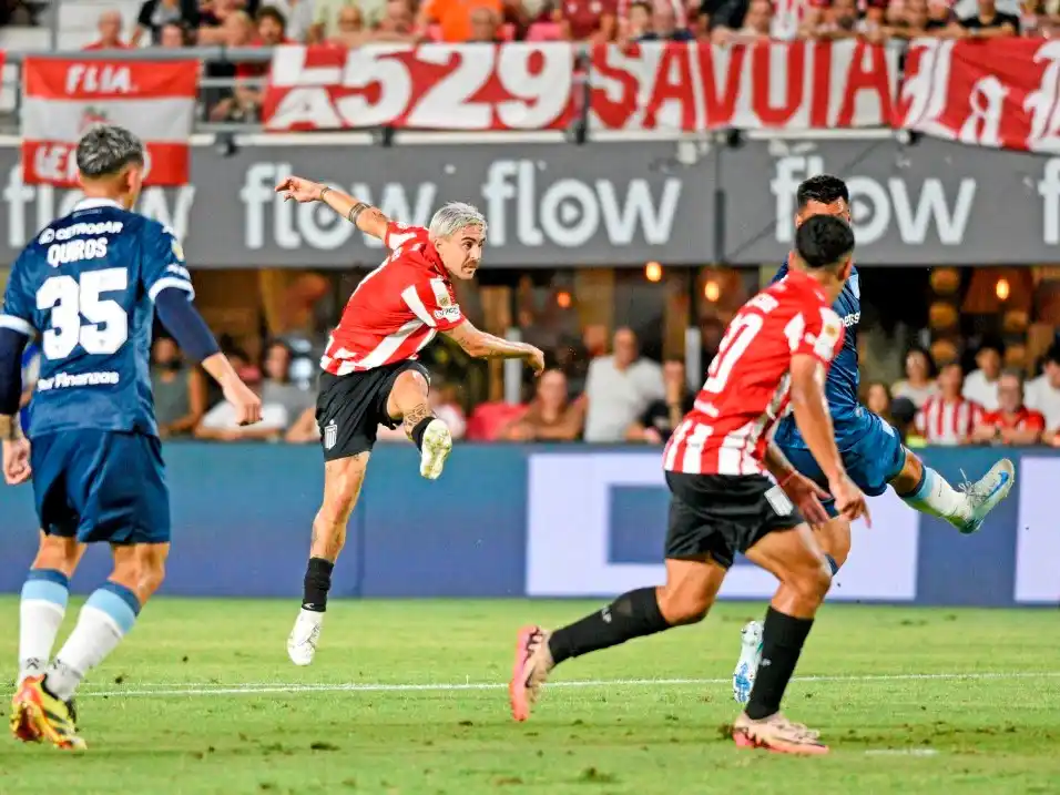 Neves remata para el 2-0 de Estudiantes.