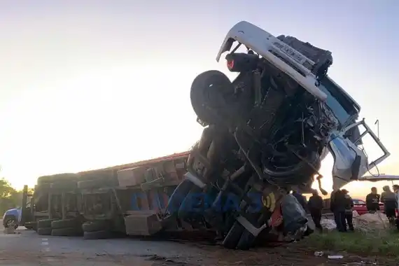 Dos camiones chocaron y uno quedó mirando al cielo