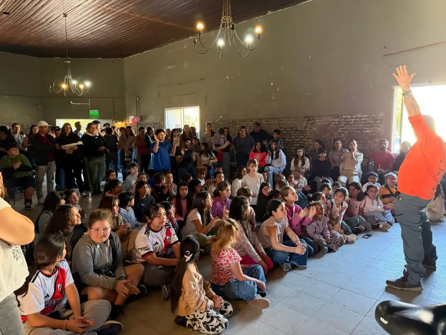 Uno de los principales atractivos de la tarde fue la presentación de “Monstruoz”, un espectáculo que combina música, teatro y recursos audiovisuales y que convocó a grandes y chicos.
