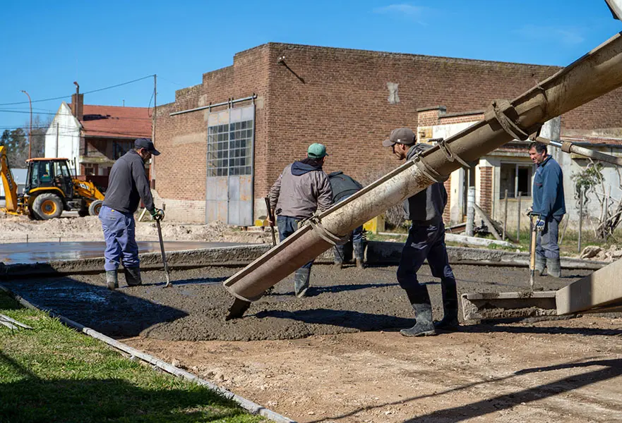 Comenzaron a pavimentar la calle 1º de Mayo