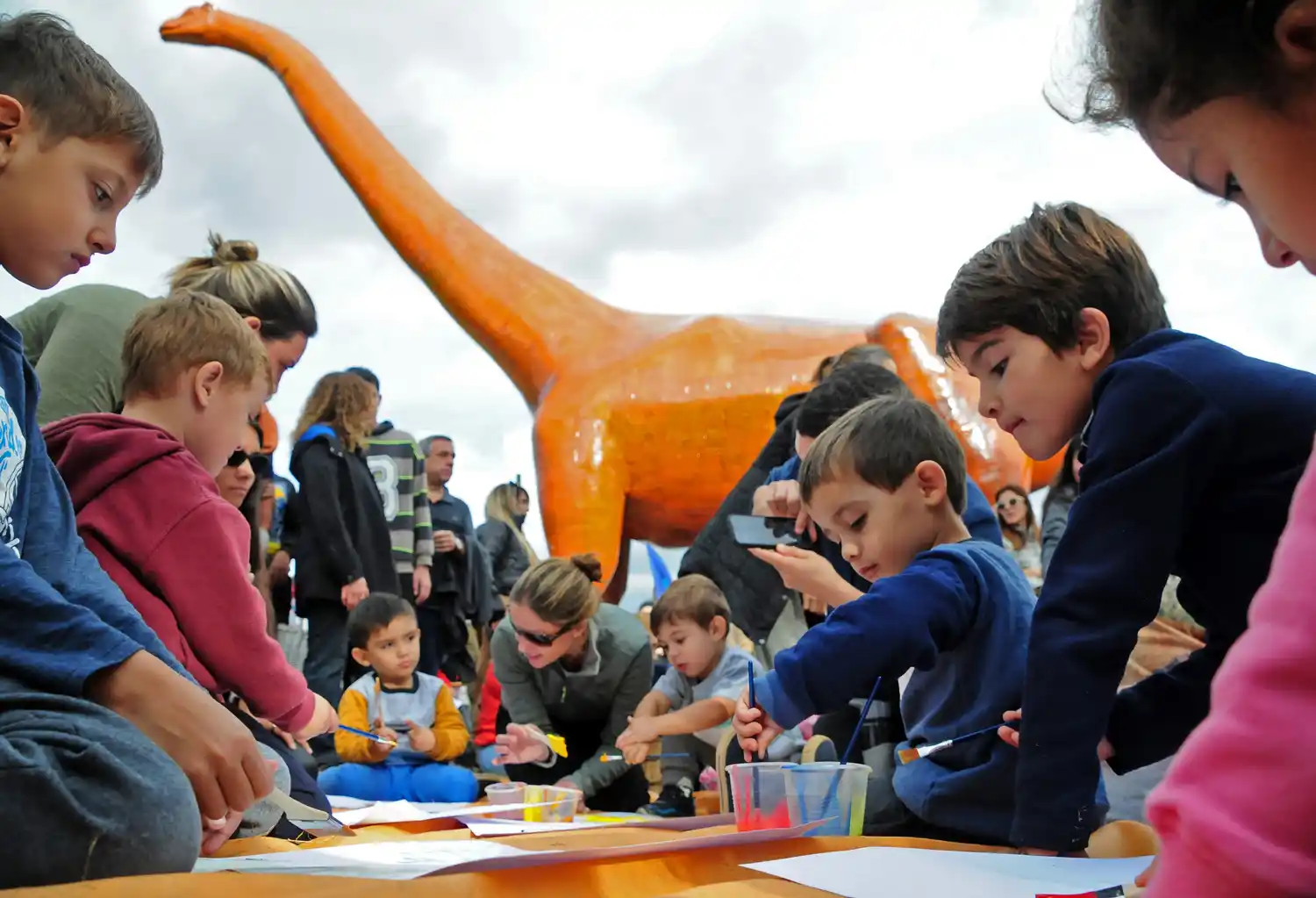 Los chicos, las pinturas, el dinosaurio, protagonistas de la Dinotarde.