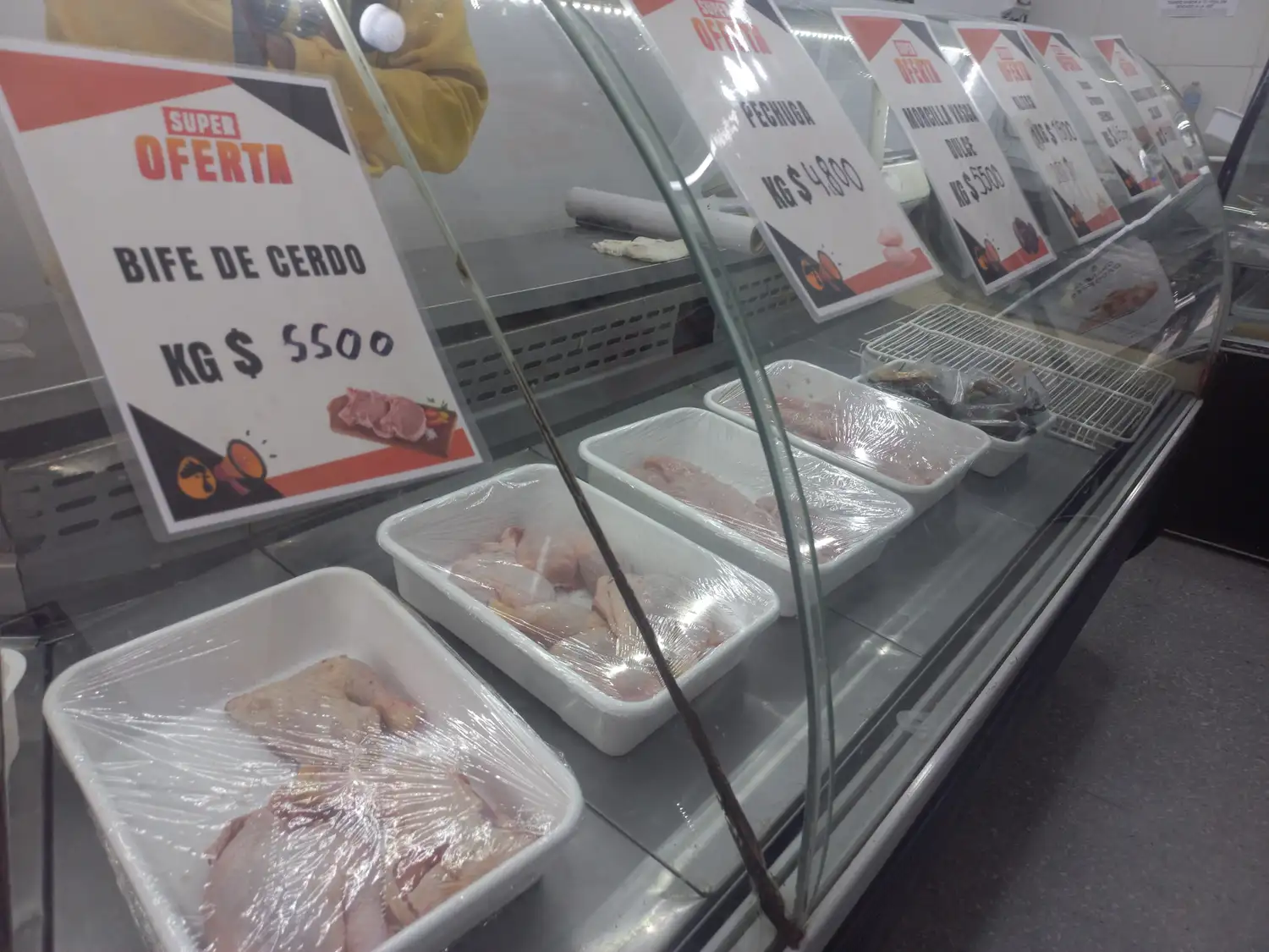 "Cada bajada diaria supera el medio millón de pesos y repercute en todos los precios", indicó un comerciante de la ciudad.