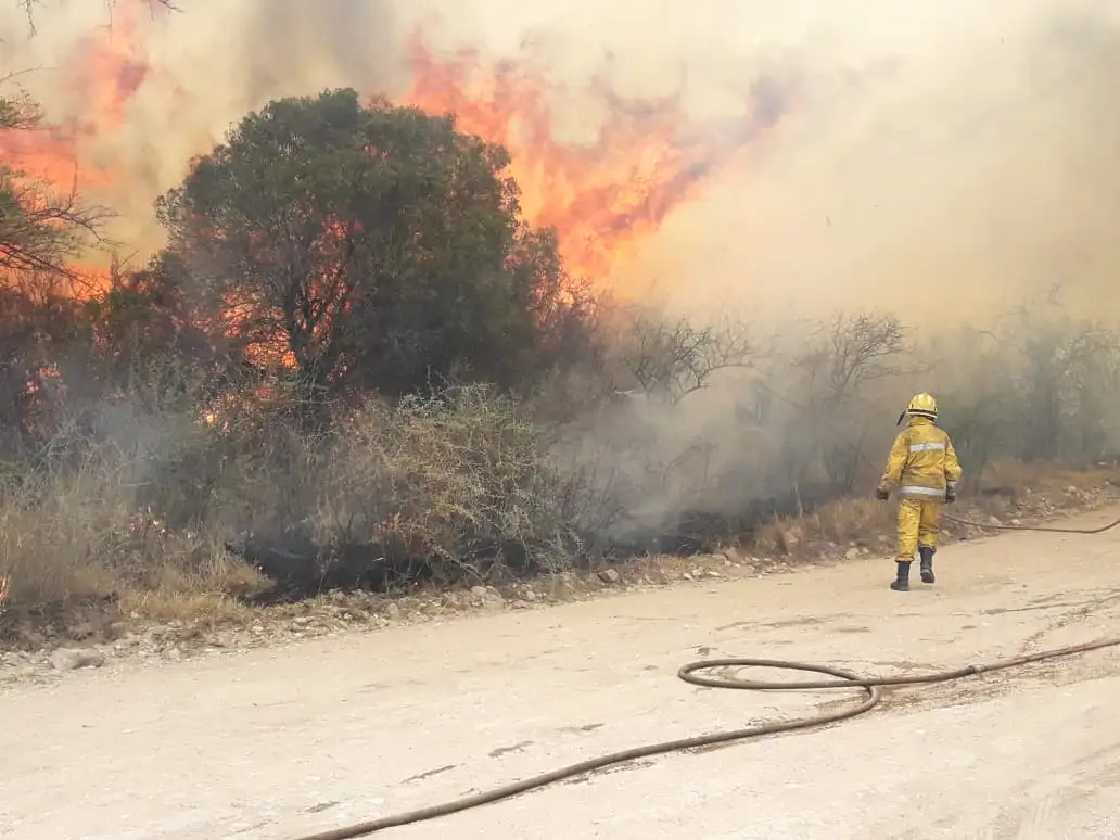 Bomberos continúan combatiendo los incendios en las sierras cordobesas
