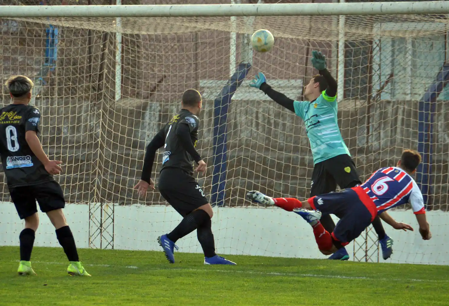 El gol de Leonardo Gogna, primero en la victoria de Ferro frente a Defensores del Cerro.
