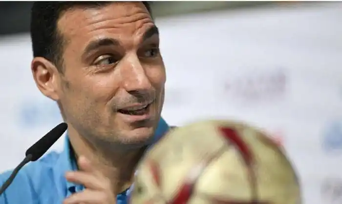Scaloni pidió en un homenaje que no le pregunten sobre la renovación en la Argentina
