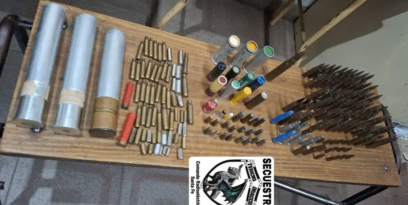 Hallaron balas de arma corta, cartuchos de escopeta hasta gas lacrimógeno en un contenedor de la ciudad de Santo Tomé