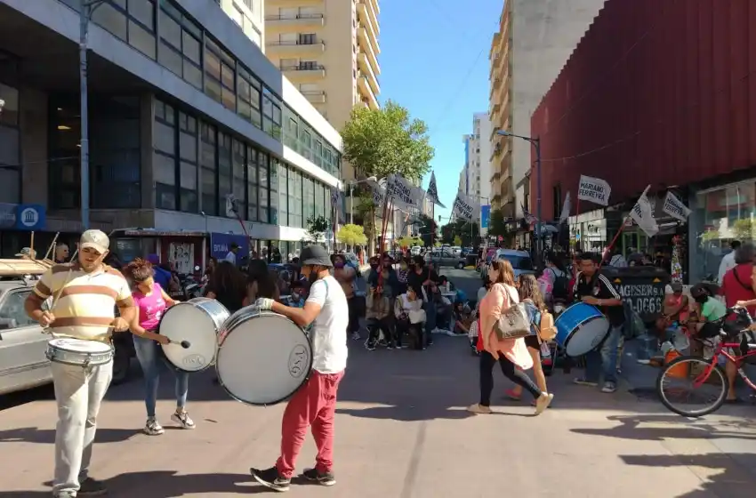 El campamento de la municipalidad se trasladó a la peatonal San Martín