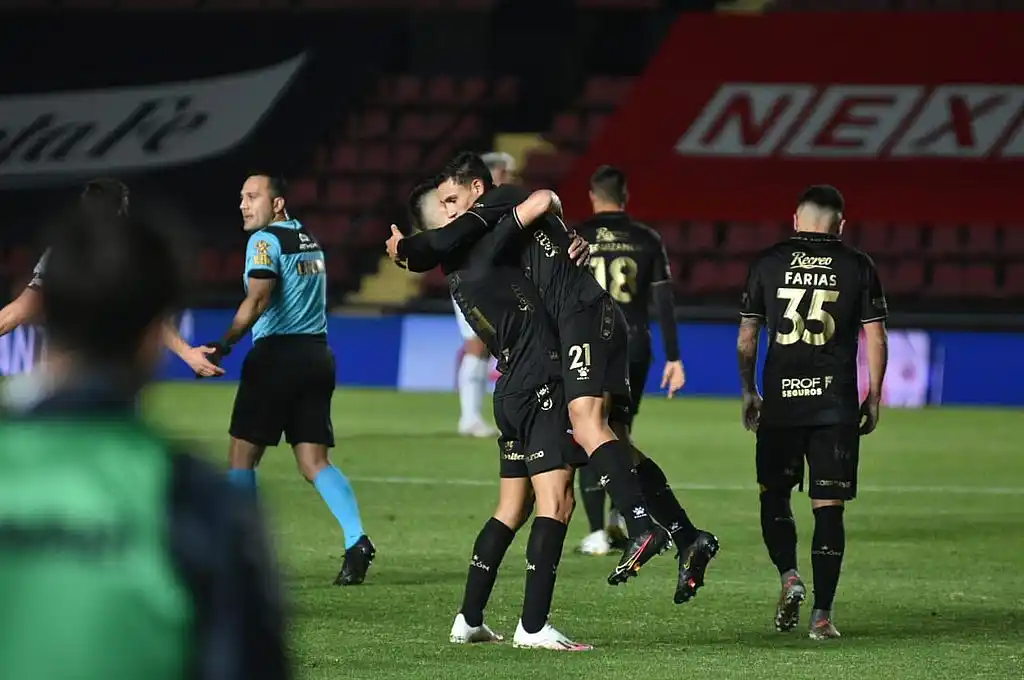 Colón festeja el título con su gente ante Banfield en el Brigadier López